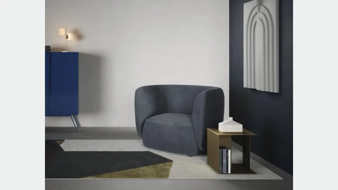 Poltroncina Blossom in tessuto imbottito dalle linee curve di Novamobili