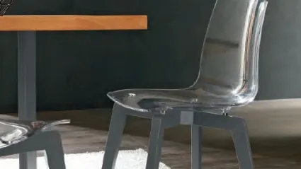 Sedia con gambe in legno finitura antracite e seduta in policarbonato trasparente di FGF Mobili