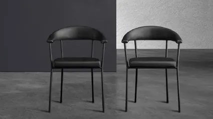 Sedia Director in ecopelle nera con struttura in tubolare metallico industrial di Devina Nais