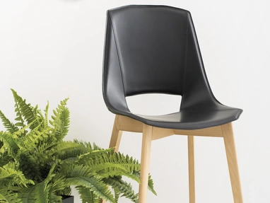 Sedia Eva 5 rivestita in cuoio con gambe in legno massello di Frassino di Pointhouse