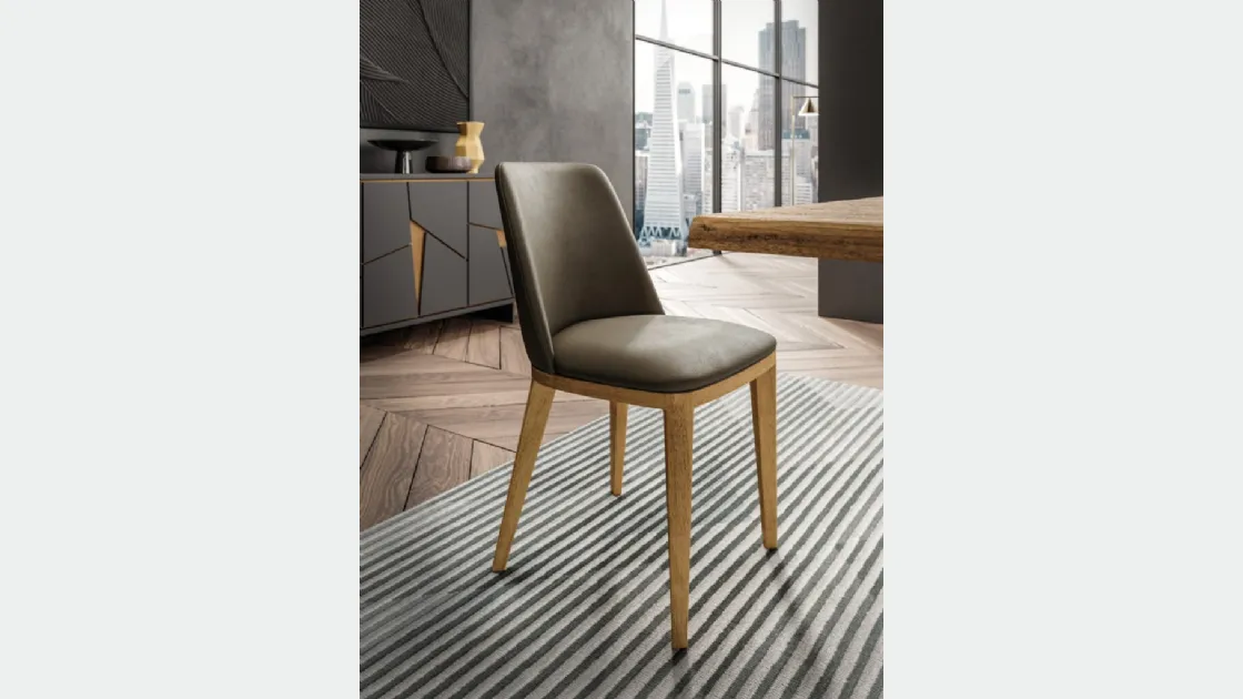 Sedia Nesty2 in pelle con gambe in legno di FGF Mobili