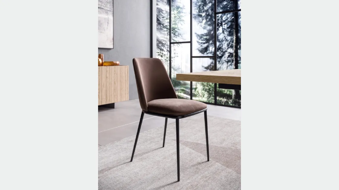 Sedia Nesty2 in velluto con gambe in metallo di FGF Mobili