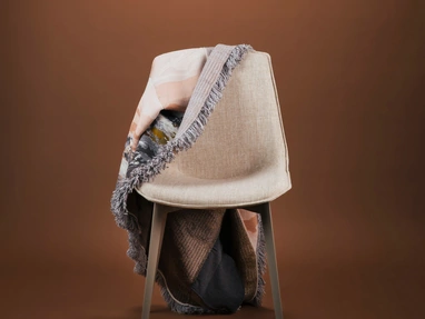 Sedia Eva 1 Soft in tessuto imbottito con gambe in alluminio di Pointhouse