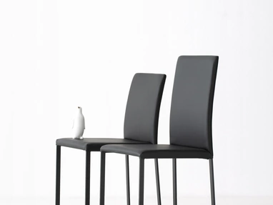 Sedia Giulia rivestita in ecopelle con gambe metalliche di Pointhouse