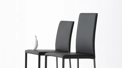 Sedia Giulia rivestita in ecopelle con gambe metalliche di Pointhouse