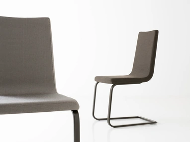 Sedia Schwinger in tessuto imbottito e base in acciaio di Pointhouse