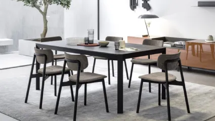 Sedia Twist in tessuto imbottito e legno di Novamobili