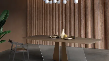 Tavolo Copenhagen con piano in Rovere, bordo a saponetta e arrotondato con base in vetro e ferro di Devina Nais