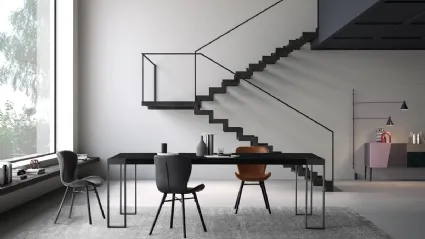 Tavolo Frame in Rovere massello Nero con gambe in ferro di Devina Nais