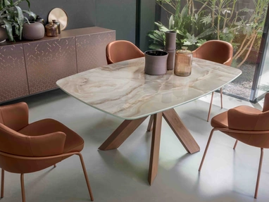 Tavolo Moà in ceramica di Compar Italia