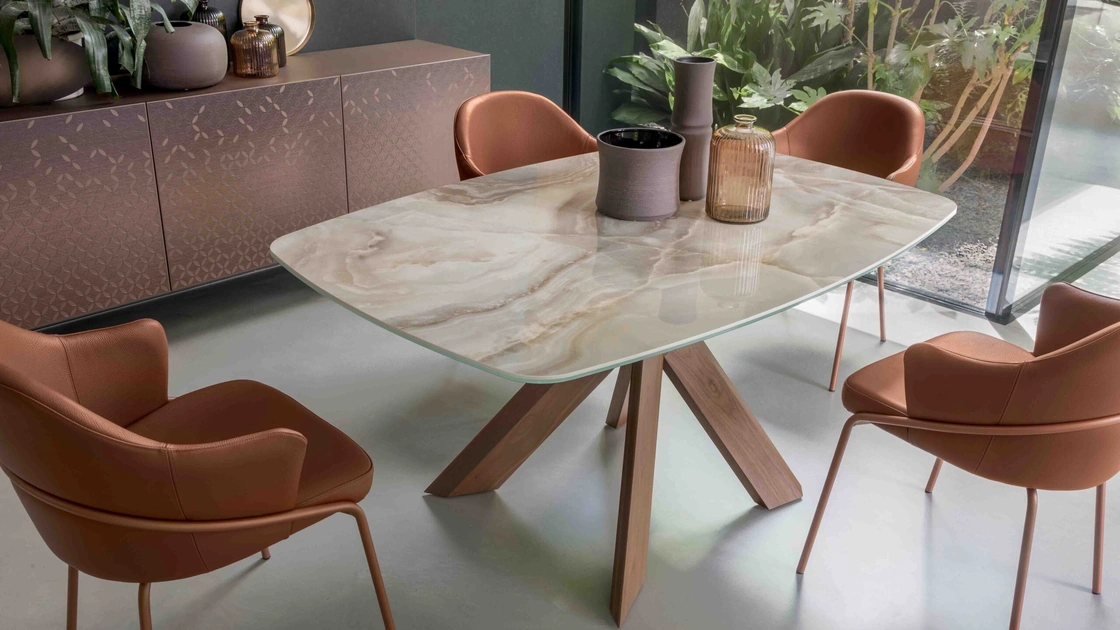 Tavolo Moà in ceramica di Compar Italia