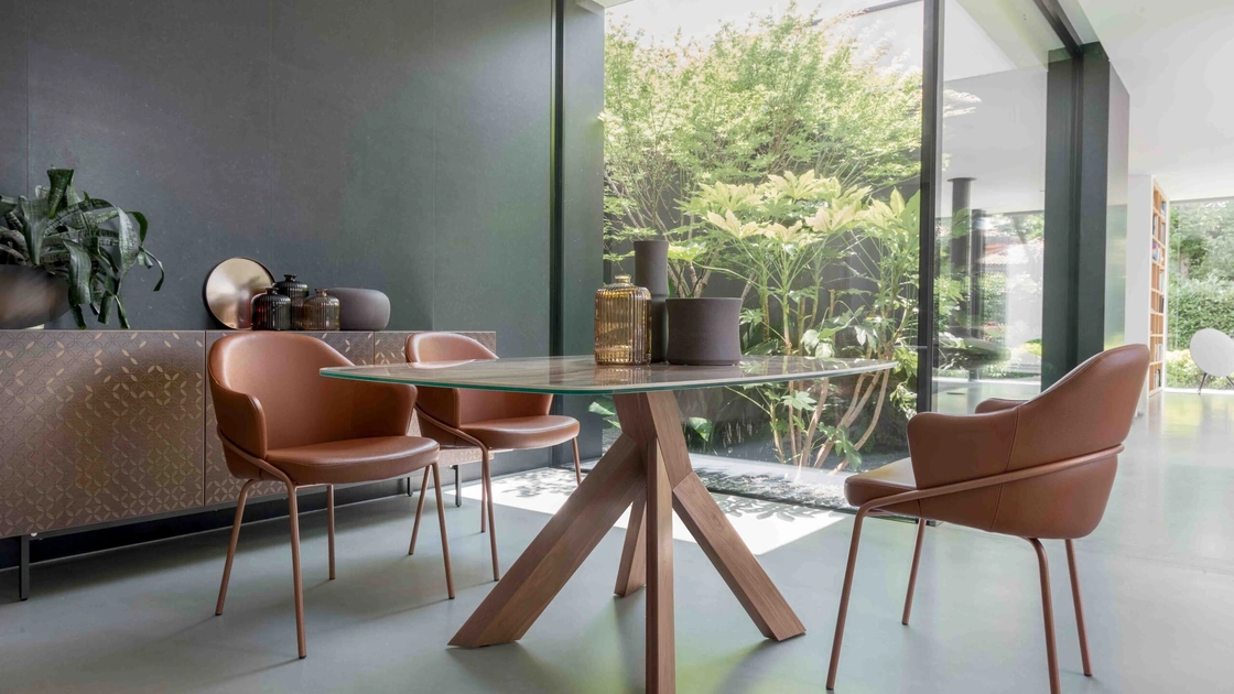Tavolo Moà in ceramica di Compar Italia