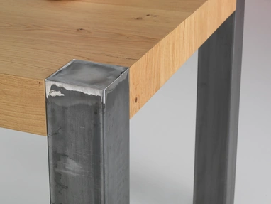 Tavolo allungabile Tola in legno impiallacciato rovere nodato di Pointhouse