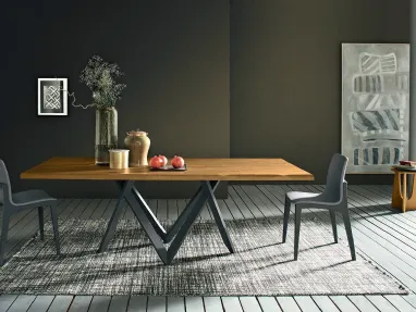 Tavolo Twist in legno finitura Groove con bordo scortecciato e gambe in metallo laccato antracite di FGF Mobili