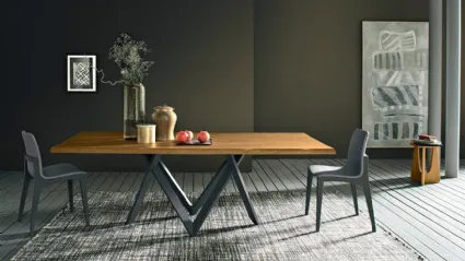 Tavolo Twist in legno finitura Groove con bordo scortecciato e gambe in metallo laccato antracite di FGF Mobili