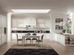 Cucina Classica con penisola Lola 04 Frassino Decapè Ghiaccio con profili Oro di Arrex