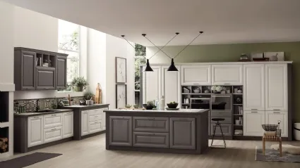 Cucina Classica con isola Lola in Frassino Decapè Ghiaccio e Grigio Antracite di Arrex