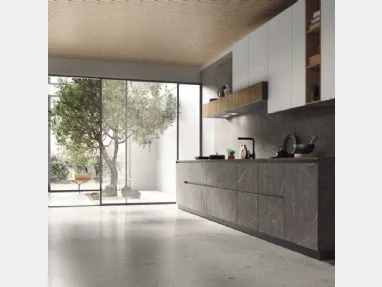 Cucina Moderna lineare AL 32 Spaccato Cognac, vetro opaco e HPL Grafite di Arrex