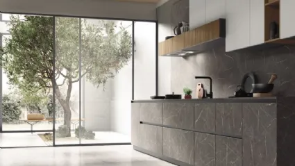 Cucina Moderna lineare AL 32 Spaccato Cognac, vetro opaco e HPL Grafite di Arrex