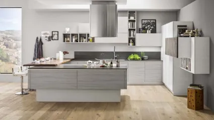 Cucina Moderna con penisola Mango in Frassinato Grigio ed Artico di Arrex
