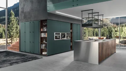 Cucina Moderna con isola Time 07 in legno Old Rovere Ascia e acciaio con colonne Fenix Verde Comodoro di Gentili Cucine